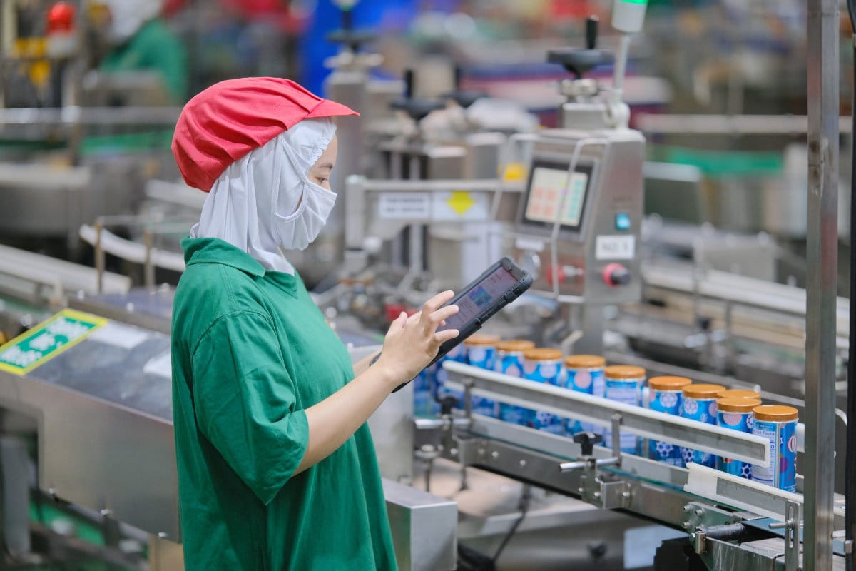 Quality control inspection on the line