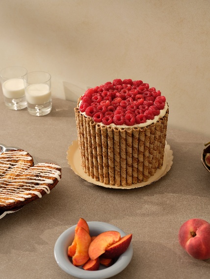 Cake decorated with wafer sticks