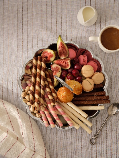 Wafer sticks with figs and pistachios